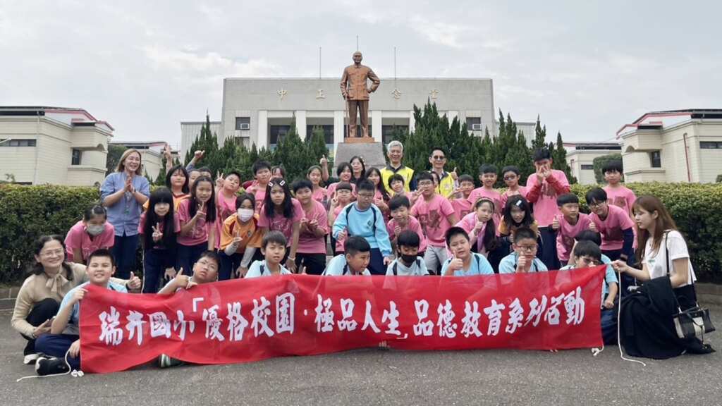 ▲臺中市大肚區瑞井國民小學師生50餘人，今日在校長曾偉銘的帶領下，前往中彰榮家舉辦了一場別具意義的「品德深耕暨音樂饗宴」。（記者林明佑翻攝）