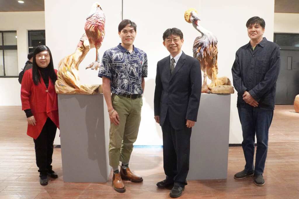 ▲大葉大學方文昌校長(右二)參觀造藝系美術節展覽，肯定學生的創意。（記者林明佑翻攝）