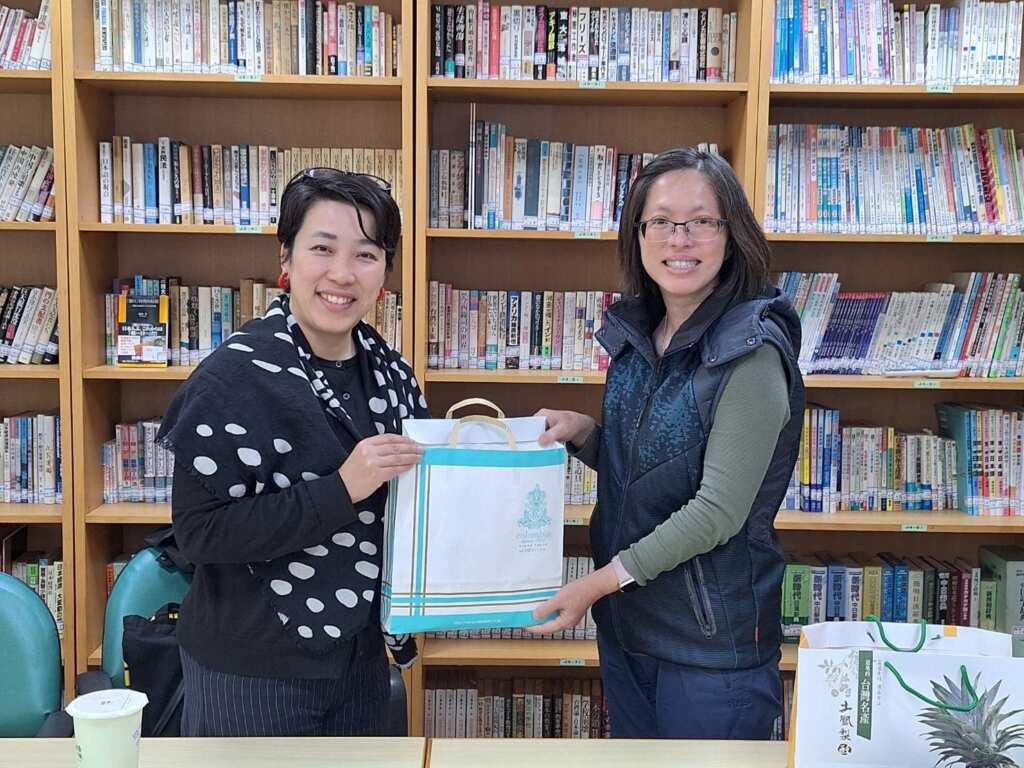 ▲武藏野大學藤浦五月老師(左)與大葉應日系李美麗主任(右)互贈禮品。(記者林明佑翻攝)