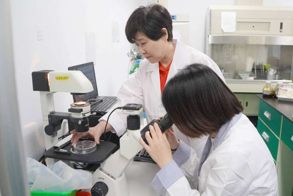 ▲大葉大學藥保系宋祖瑩老師(後)指導張瑞瑜同學(前)做實驗。(記者林明佑翻攝)