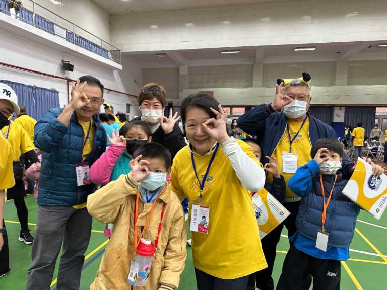 9透過專業的眼科醫師和驗光師,學生們獲得了免費的視力檢查與矯正服務。(記者廖承恩翻攝)