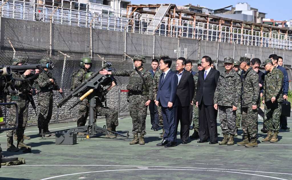 ▲賴清德總統今日上午前往空軍松山基地勗勉「立即備戰操演部隊-衛戍第二戰鬥隊」感謝國軍保家衛國的貢獻，並強調政府會做全體國軍的後盾。（記者張玉泰攝）