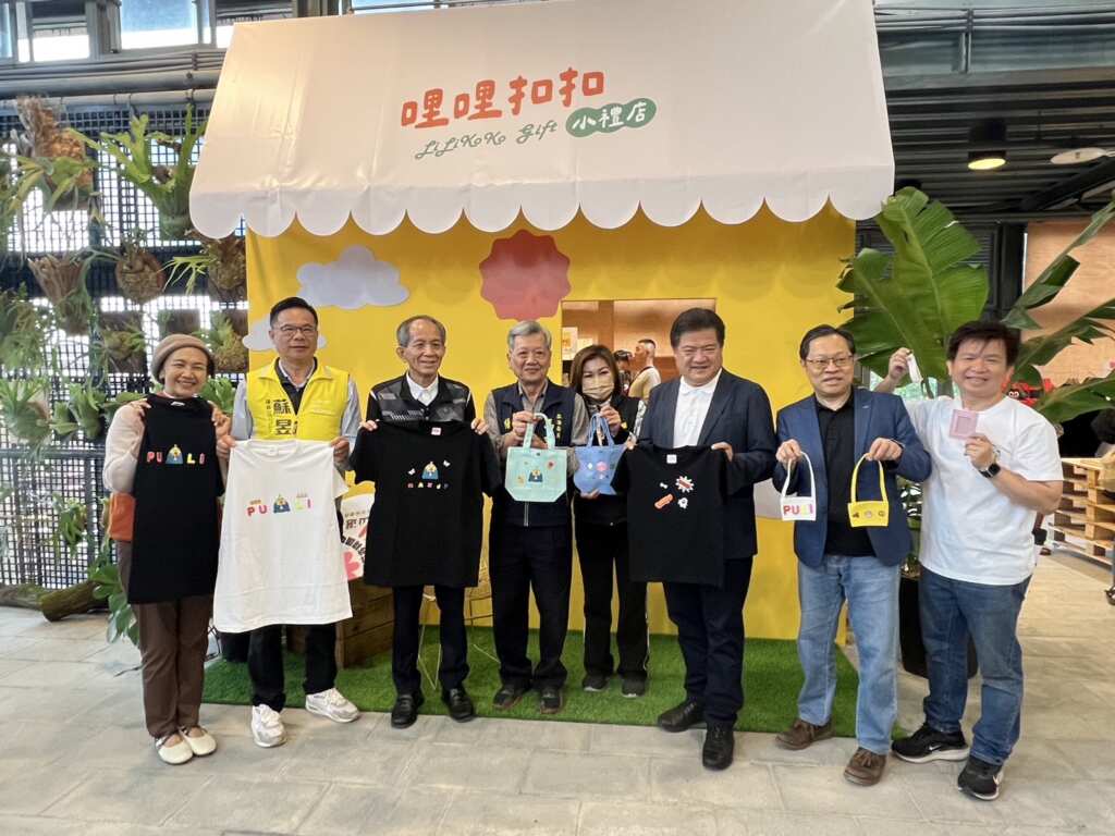 ▲南投擁有豐富的農產資源與文化底蘊,「小山選物」透過與在地農友、職人及文創品牌合作,不僅提供優質的農特產品,更將地方特色融入商品與體驗活動中。(記者蘇彩娥攝)