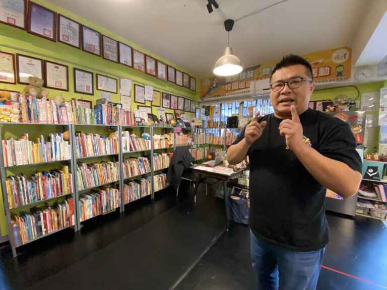 ▲台中市政府積極推動「交通安全及行人安全宣導計畫」，今年特別邀請陸爸爸說演故事劇團，以生動活潑的說演故事方式，透過寓教於樂的表演內容向學童宣導交通安全觀念。（記者林明佑翻攝）