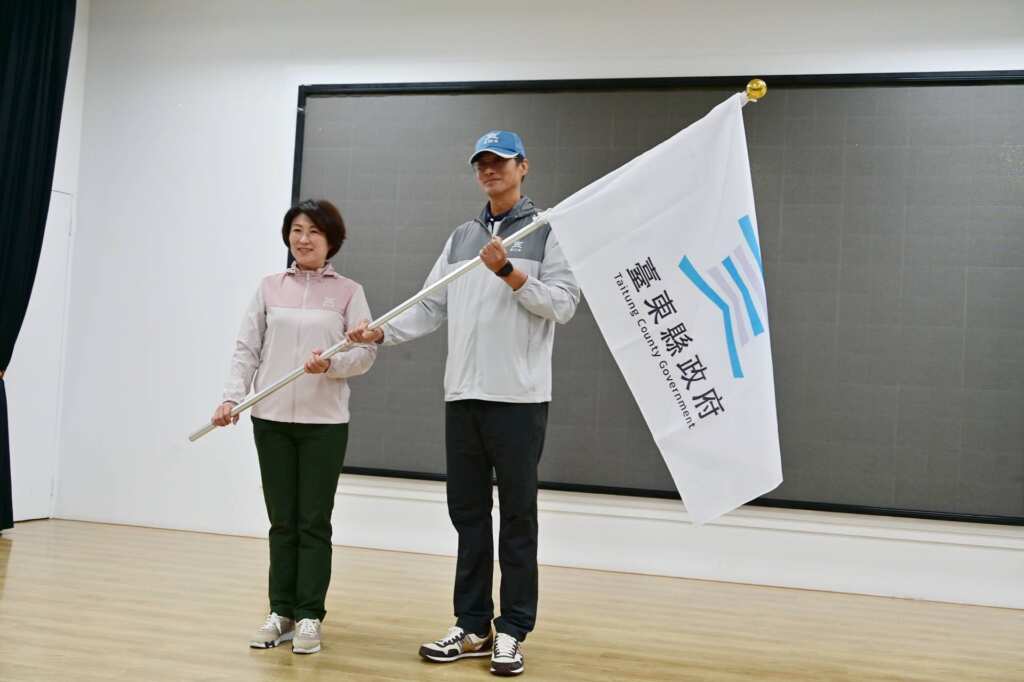 ▲台東縣長饒慶鈴授旗期勉選手再攀運動競技高峰。(台東縣教育處提供)