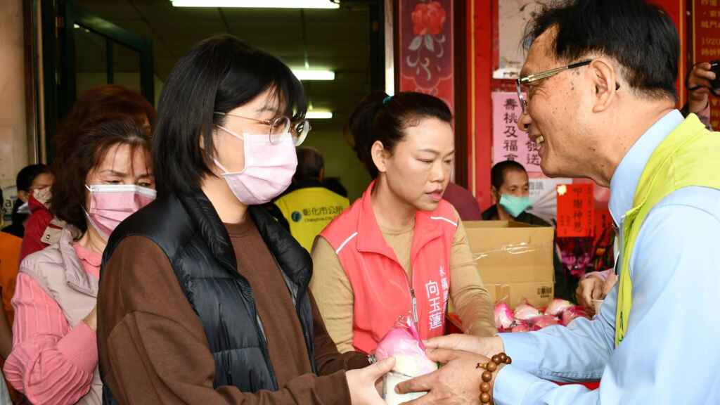 ▲林世賢市長逐一發送壽桃與紅豆紫米桂圓粥給民眾分享慶祝土地公生的喜悅。(記者林明佑翻攝)