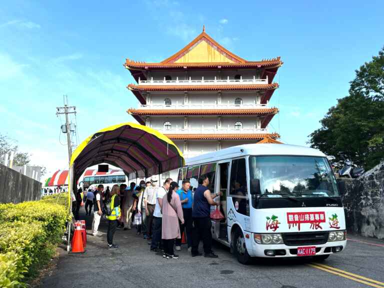 ▲中市清明掃墓免費接駁專車3月15日起跑，鼓勵提前掃墓及線上追思。（台中市民政局提供）
