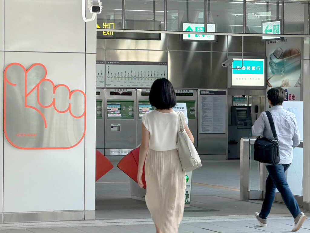 「比出愛心」提醒旅客珍惜家人與朋友並用愛擁抱這座城市。