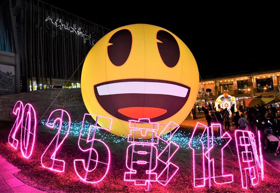 ▲2025彰化月影燈季，全國最長的燈會，自12月28日點燈以來，燈季一直展出至3月2日止，彰化縣長王惠美歡迎大家把握最後一天的機會，來彰化走春趣。（記者林明佑翻攝）
