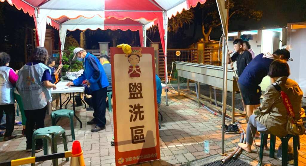 ▲頂新和德文教基金會攜手永靖慈濟環保站、永北社區發展協會、成美文化園和永靖鄉共好協會,設置香客服務中心,給香客休息,另有盥洗、現煮素麵等服務。(頂新和德文教基金會提供)