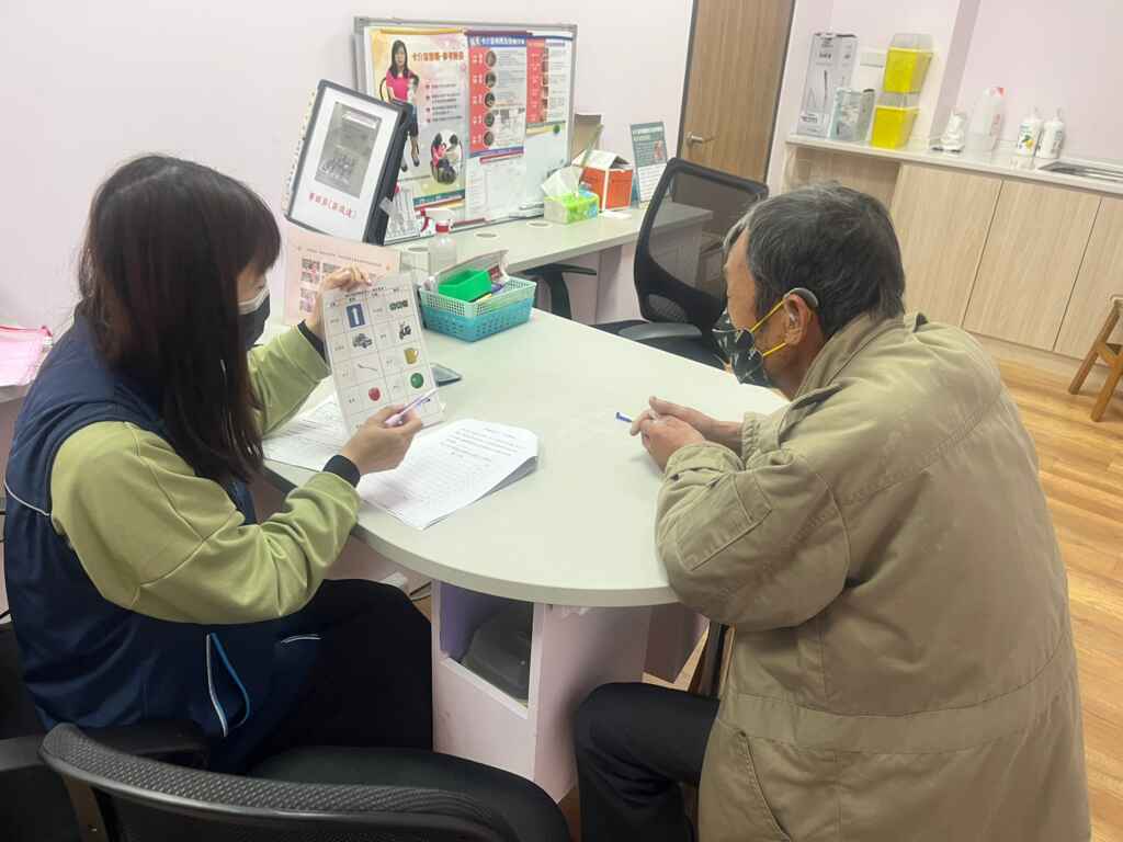 高齡鄉親可利用時間預先至就近衛生所、公立醫院或代辦所辦理身體檢查縮短辦理時間。