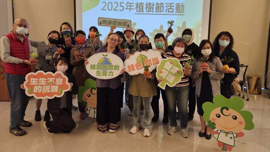 ▲為響應植樹節,彰化秀傳醫院於3月12日舉辦「綠呼吸2025植樹節活動」,邀請癌醫病人一同參與,透過健康講座與DIY水苔球課程,讓「綠呼吸」成為心靈療癒的力量。(彰化秀傳醫院提供)