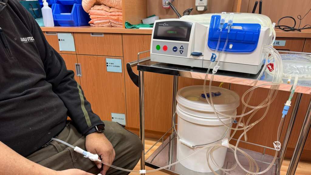 ▲自動化腹膜透析機（APD）可在夜間睡眠時自動完成透析。（台中慈濟醫院提供）