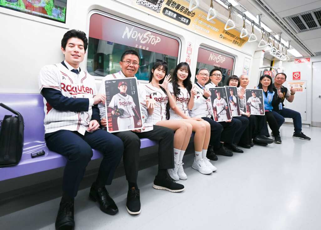 ▲機捷挺猿彩繪列車首航。（桃園市政府提供）