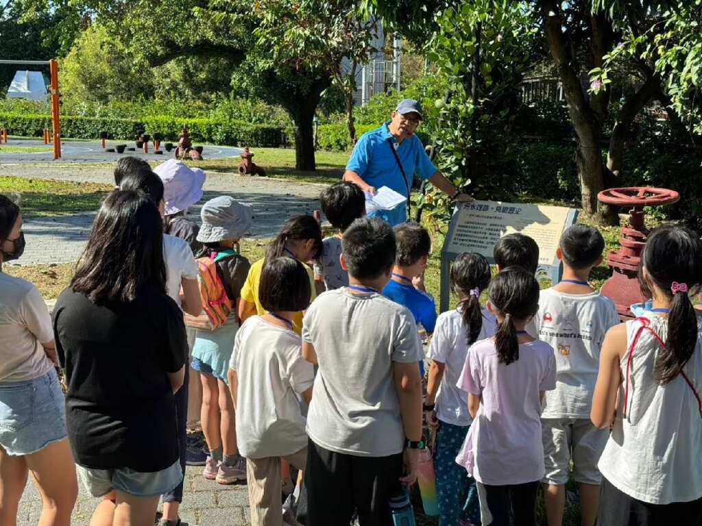 黎新公園是台中市首座通過環境教育認證的場域，市府還為公園量身打造了三套環境教育課程，讓市民在遊憩之餘，也能深入體驗環境學習的樂趣，歡迎大家前來探索與體驗。