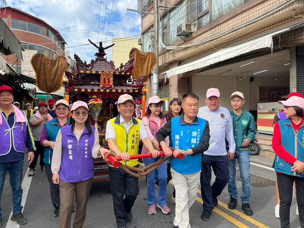 ▲南投竹山鎮連興宮媽祖「回娘家」 社寮4里祈福遶境開跑。（記者蘇彩娥攝）