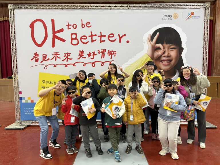B台北忠孝扶輪社與當地公益團體為台西鄉的學生進行視力保健活動。(記者廖承恩翻攝)