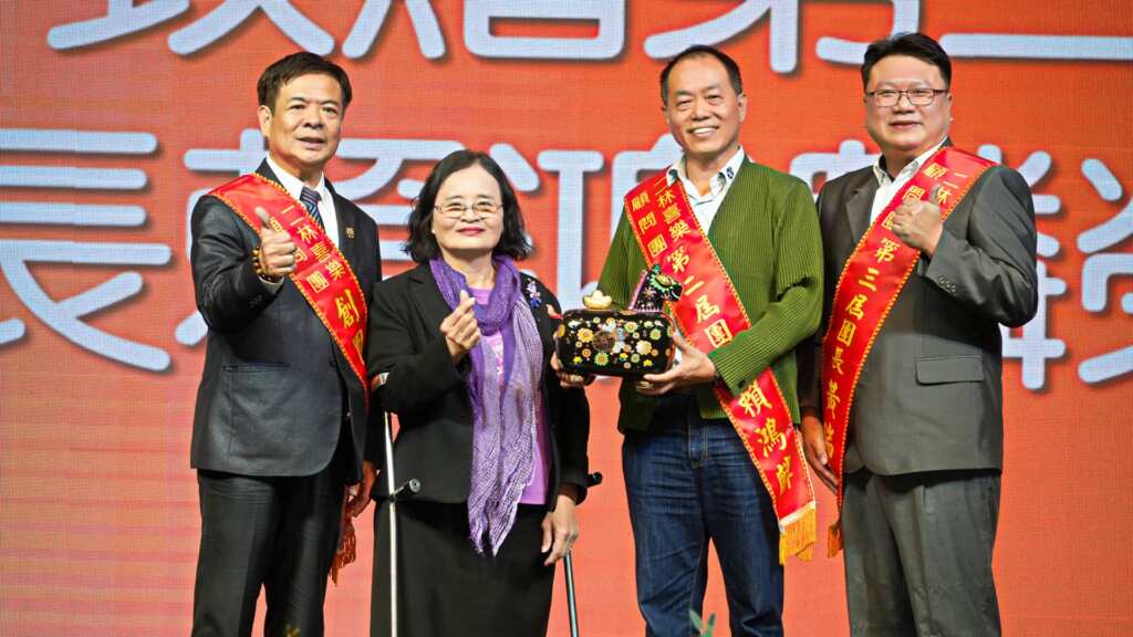 ▲陳志池創團長頒贈卸任紀念禮給右二賴鴻麟團長。(喜樂保育院提供)