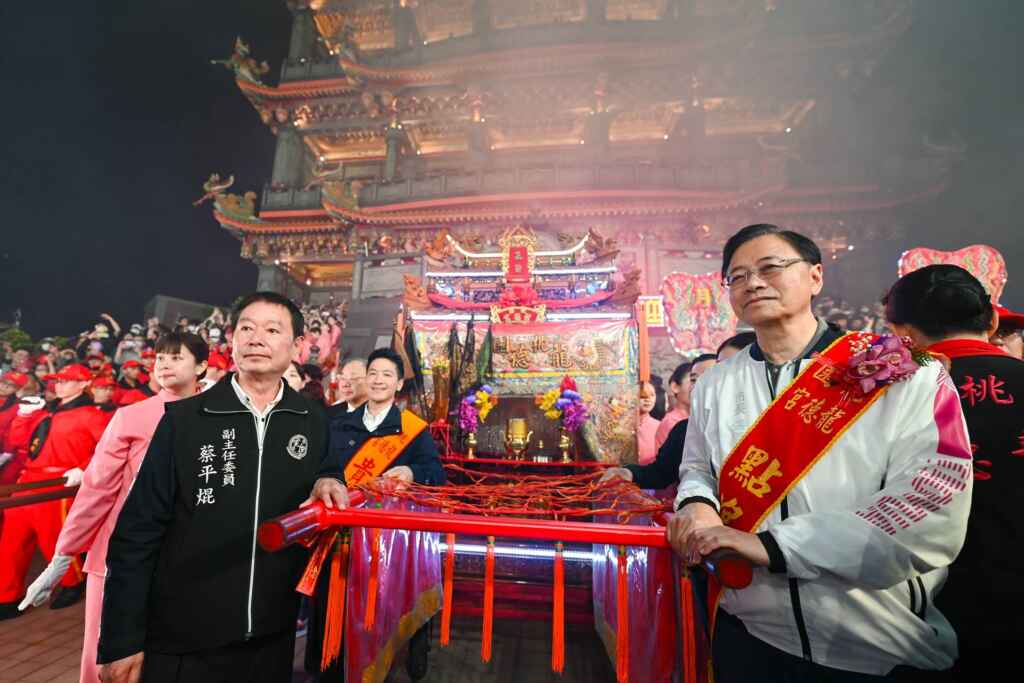 ▲媽祖遶境起駕桃園市長張善政扶鑾轎恭送。(桃園市民政局提供)
