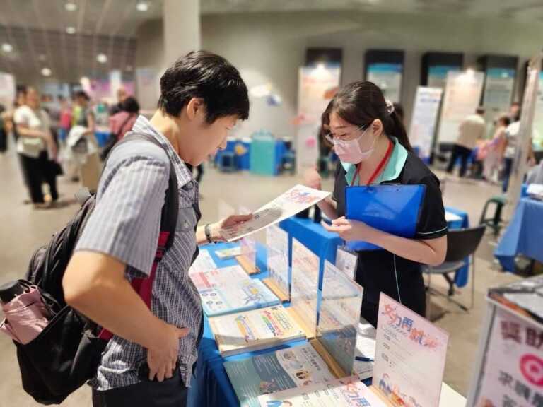 ▲工作人員在徵才現埸向求職民眾介紹各項專案計畫，鼓勵符合資格者善加使用。（資料畫面／中彰投分署提供）
