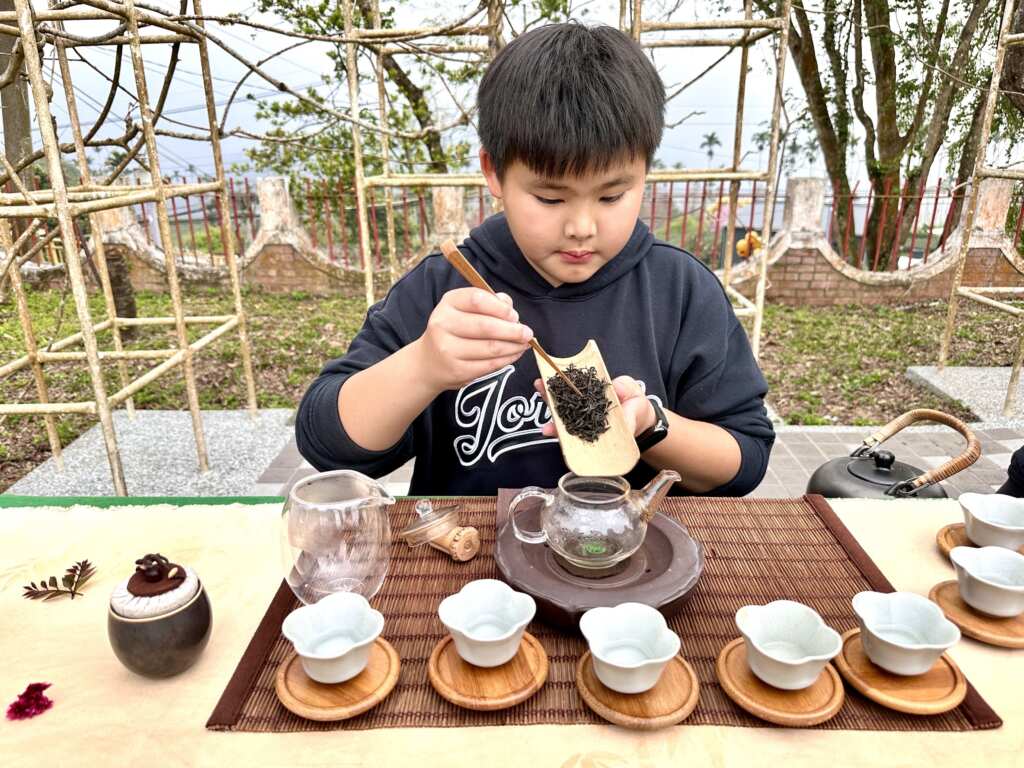 嘉義縣文觀局因應紫藤花季到來，與瑞里國小合作推出小手泡好茶活動。
