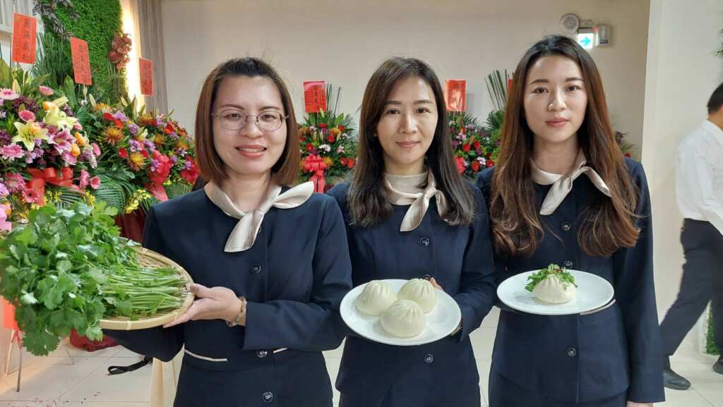 ▲北斗鎮農會今日舉辦「香菜豬肉包」行銷記者會，邀請各界貴賓品嚐這款結合在地特色的創新美食。（記者林明佑攝）