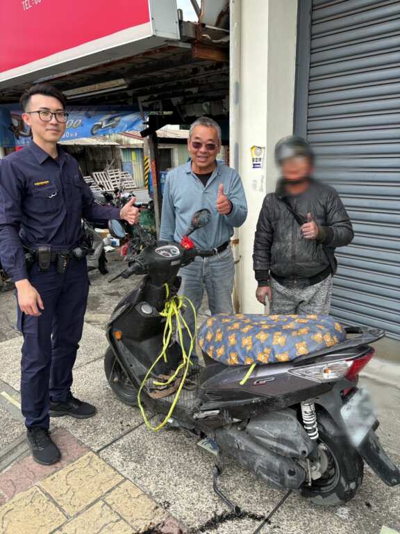 C1983f6808af1362cec57c36f7223212西螺員警展開救援,與民眾一起將機車抬至路邊停放。(記者廖承恩翻攝)