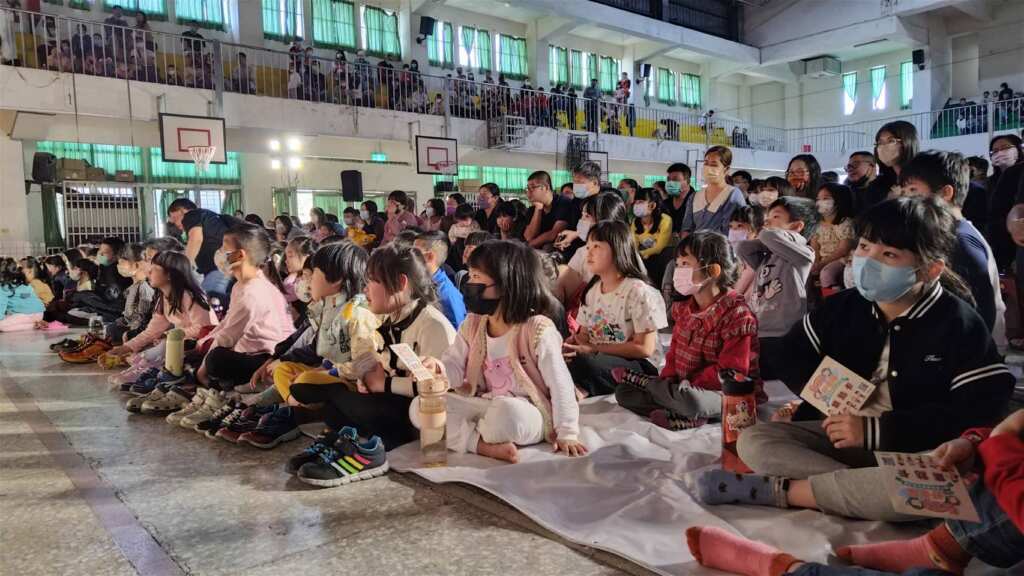 ▲萍蓬草劇團在永靖國小熱鬧演出,現場大朋友小朋友共計1000餘人,讓孩子們在充滿歡笑與驚喜的氛圍中,度過一個美好的午後時光。(彰化縣文化局提供)