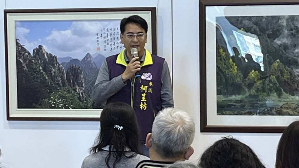 ▲彰化縣政府參議柯呈枋出席彰化縣藝術家學會會員聯展。(記者林明佑翻攝)