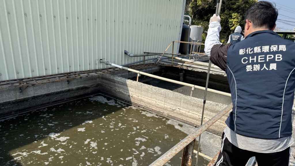 ▲彰化縣長王惠美縣府團隊為有效加強東螺溪沿岸畜牧業汙染管制，環保局於木棉花季期間啟動專案稽查行動。（彰化縣環保局提供）