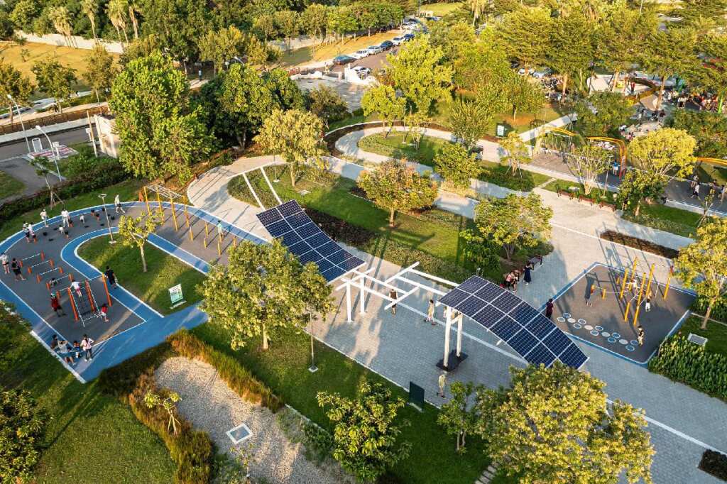 黎新公園設有雨水花園和太陽能板棚架，實現環境教育、綠能示範和休閒運動功能的結合。
