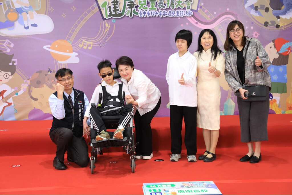 台中市長盧秀燕與全市各小學六年級約1200位模範兒童、健康兒童合影。