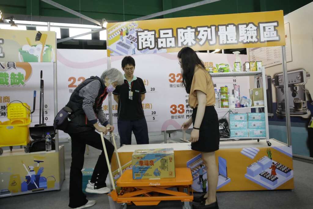 ▲「職務再設計專區」的一日職務達人體驗活動也深受45⁺求職者喜愛,針對中高齡擔心的體能問題提出解方,體驗操作補貨升降台車。(中彰投分署提供)