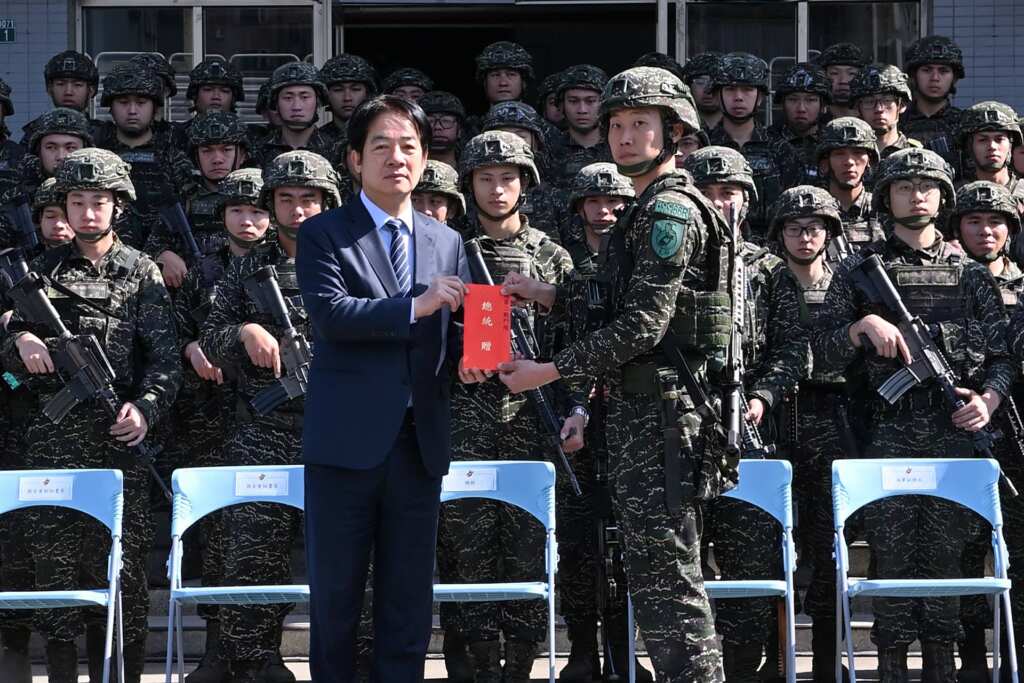 ▲賴清德總統今日上午前往空軍松山基地勗勉「立即備戰操演部隊-衛戍第二戰鬥隊」感謝國軍保家衛國的貢獻,並強調政府會做全體國軍的後盾。(記者張玉泰攝)