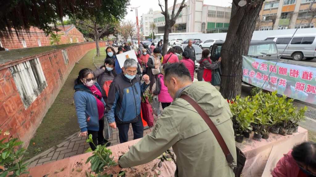 ▲現場特別舉辦「送苗活動」，民眾憑未開獎之兩張發票或自備環保袋，即可兌換樹苗一組（黃熊貓仙丹及桂花各一株，限量1000組），以實際行動推廣環保意識，讓綠色永續的理念深植社區。 （記者林明佑翻攝）