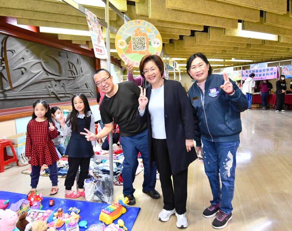 ▲彰化囡仔好幸福星際派對在彰化縣立體育館歡樂登場,現場設有「玩具市集」。(記者林明佑翻攝)