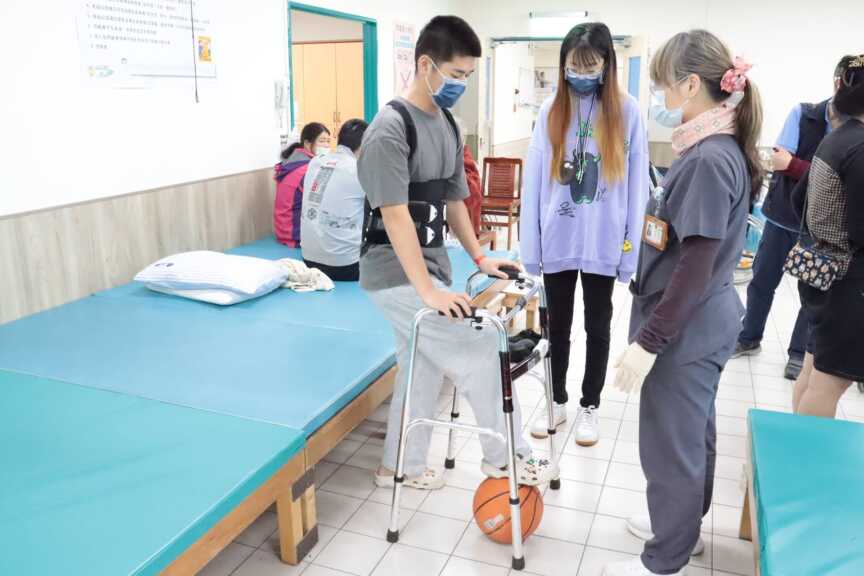 ▲李先生的女友吳小姐是護理師,男友轉到她任職的彰化醫院,她十分信任自己所服務的醫療團隊。(彰化醫院提供)