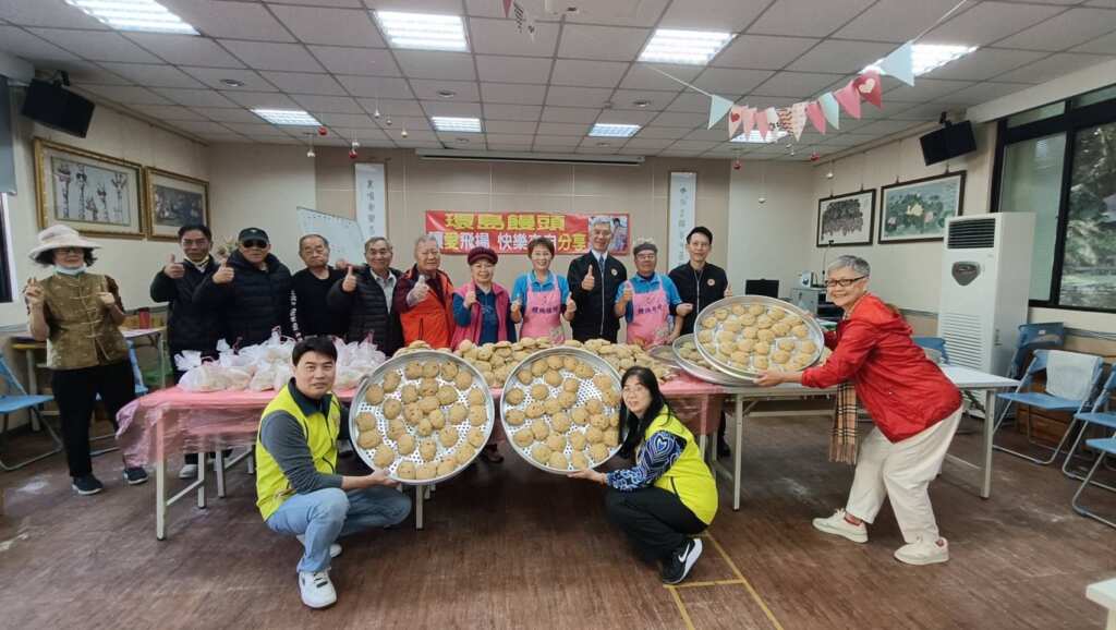 ▲「饅頭夫妻」走進中彰榮家，陪長輩搓麵團、做饅頭，傳遞幸福滋味。（記者林明佑翻攝）