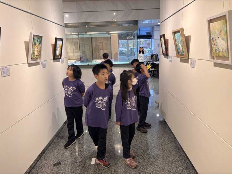 ▲德興國小孩子們仔細觀察畫作細節，展現對藝術的高度興趣。（頂新和德文教基金會提供）