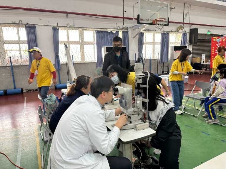 Dcec3e81幫助台西鄉的學生檢查視力、矯正近視、提供眼鏡配戴服務及後續衛教。(記者廖承恩翻攝)