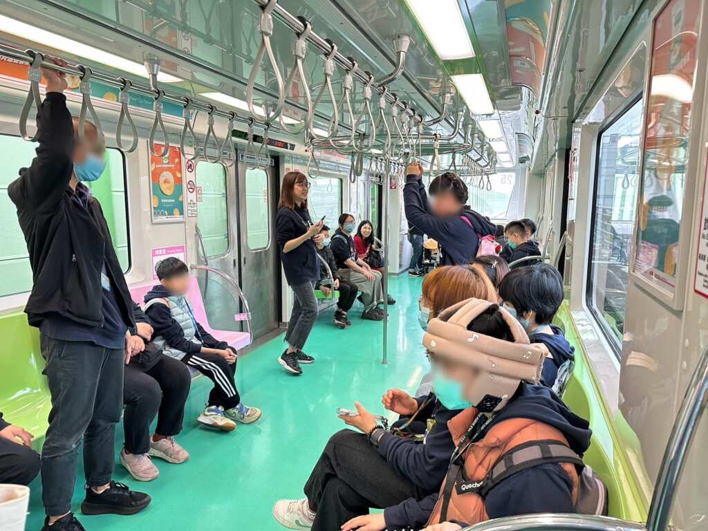 惠明師生進行台中捷運乘車體驗。