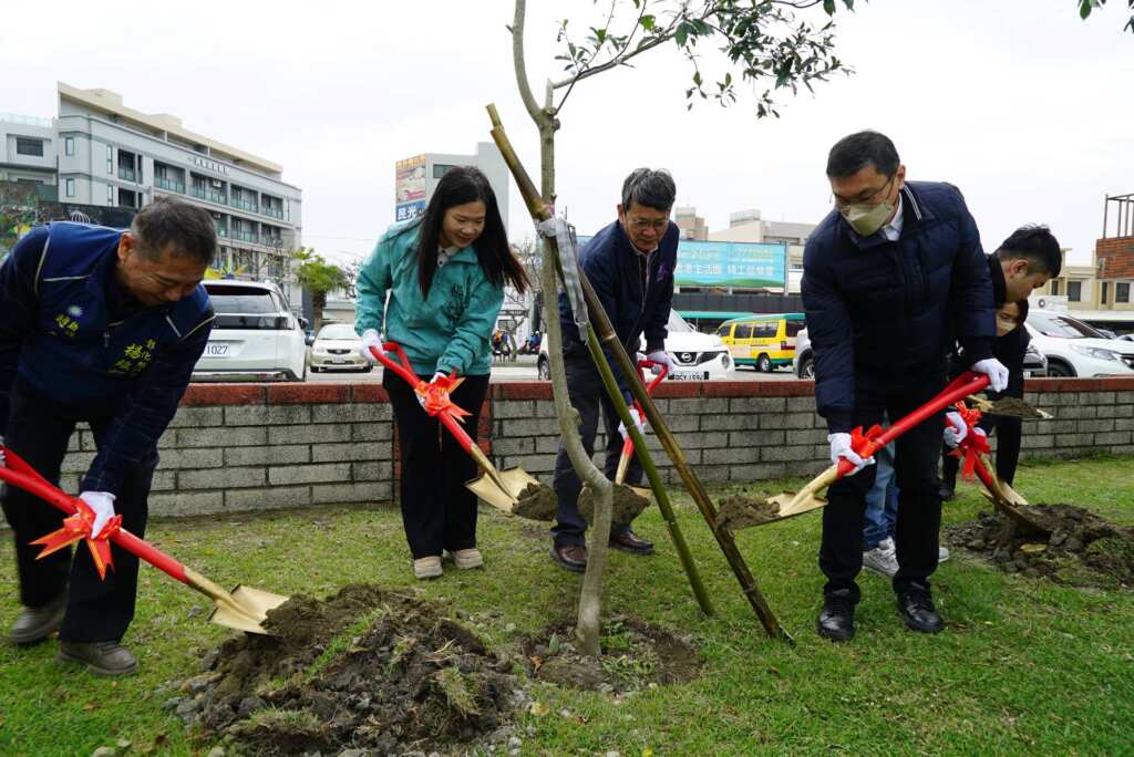 ▲鹿港鎮長許志宏與許多代表、里長一起種下希望的樹苗。（記者林明佑翻攝）