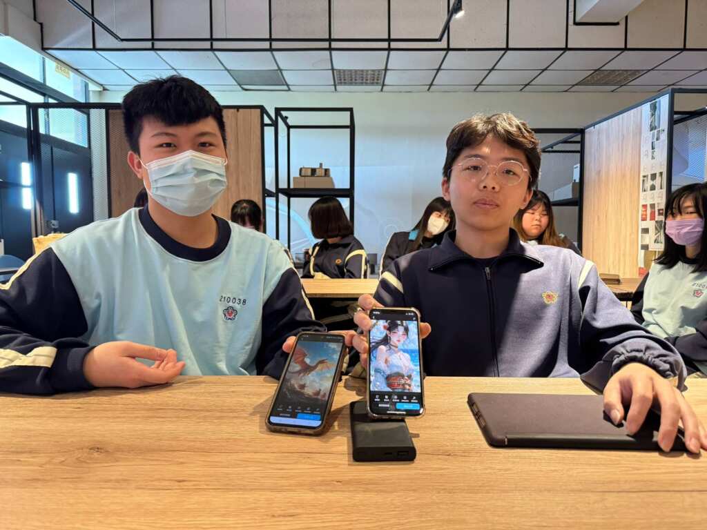 ▲縣立苑裡高中學生展示自己的AI作品。(大葉大學提供)