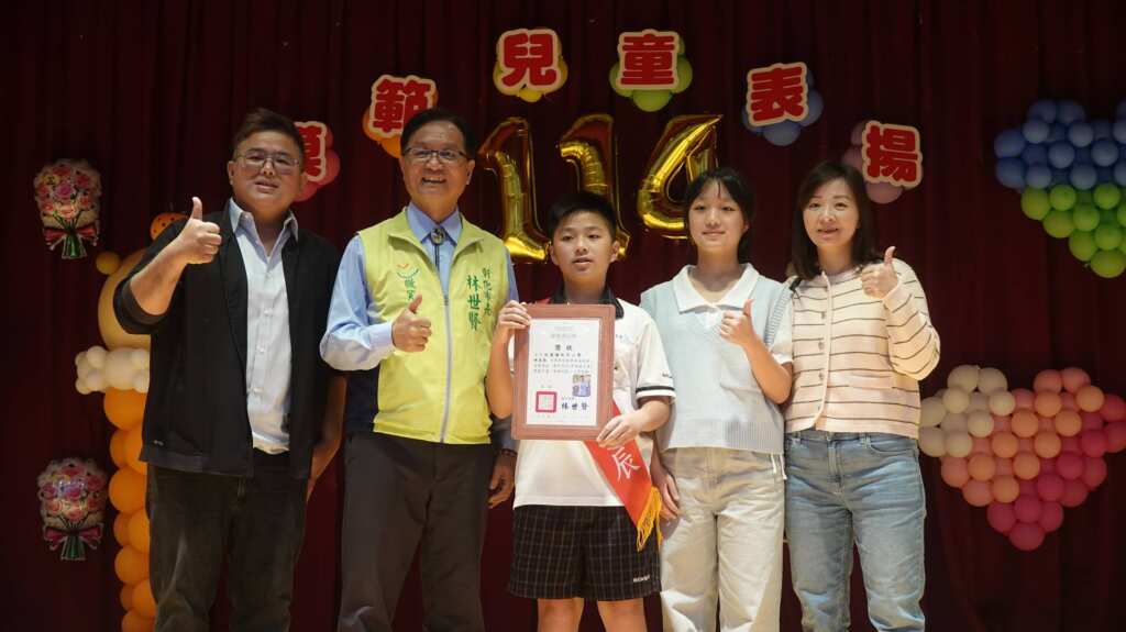 ▲林世賢市長分批和受表揚模範兒童與家人合影留念。(記者林明佑攝)