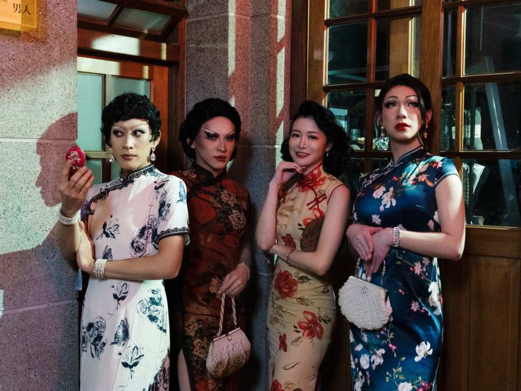 ▲《搜查瑠公圳》眼肉芽打扮酒家女,率變裝皇后再登「風月樓」聊八卦(伯樂影業提供)