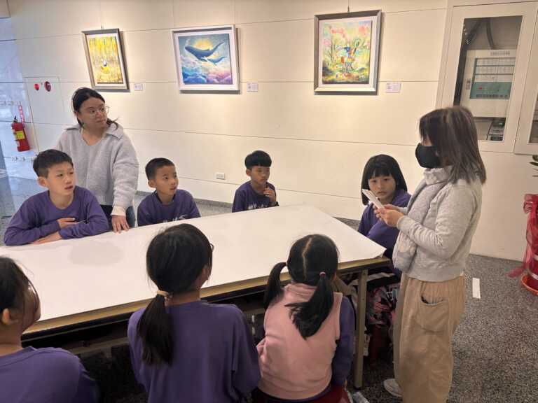 ▲苗苗老師提供多種動物元素紙卡讓孩子們在紙上描繪自己對大自然的想像。(頂新和德文教基金會提供)