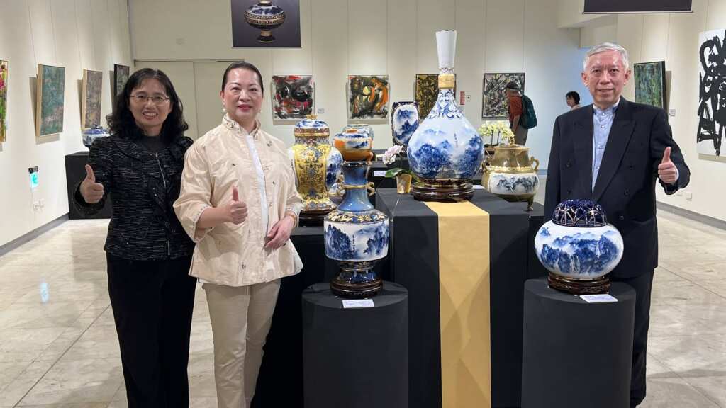 ▲卓越斐然——卓麗秋、梁永斐雙人展自即日起在彰化縣立美術館盛大展出，彰化縣文化局長張雀芬歡迎民眾踴躍前往觀展，一同感受藝術的多元與無窮魅力。（記者林明佑翻攝）