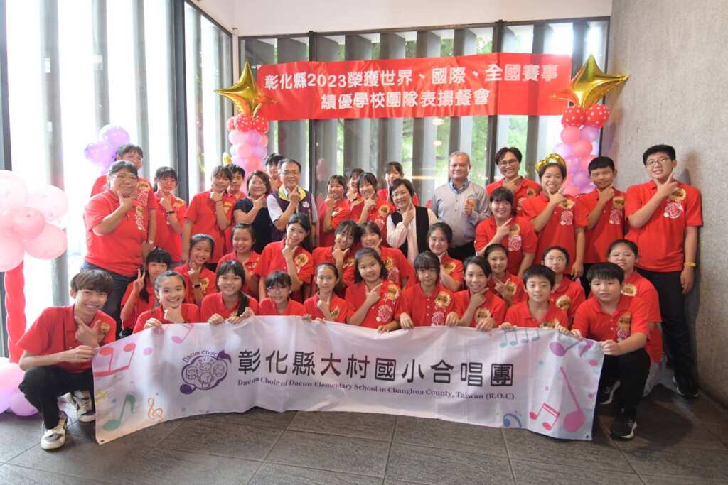 ▲彰化縣長王惠美恭賀大村國小合唱團,讚許小選手是彰化之光,也是台灣的驕傲!(資料照/彰化縣政府提供)