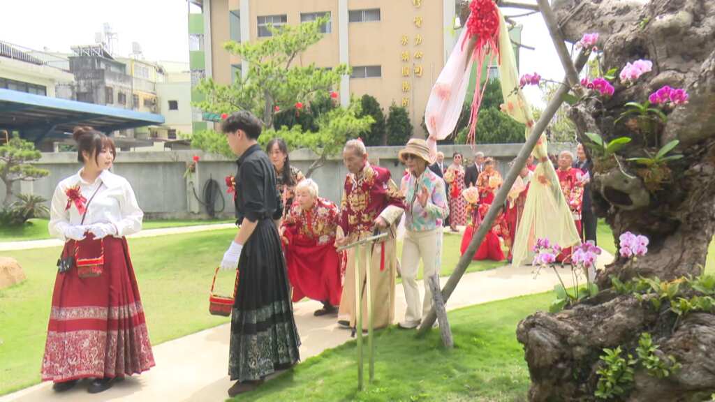▲彰化縣福村日照中心於今日舉辦了一場別具意義的婚禮，為6對結婚超過50年的老夫妻重現婚禮時刻，讓他們彌補年少時因經濟拮据或羞澀尷尬而留下的遺憾。（記者林明佑翻攝）