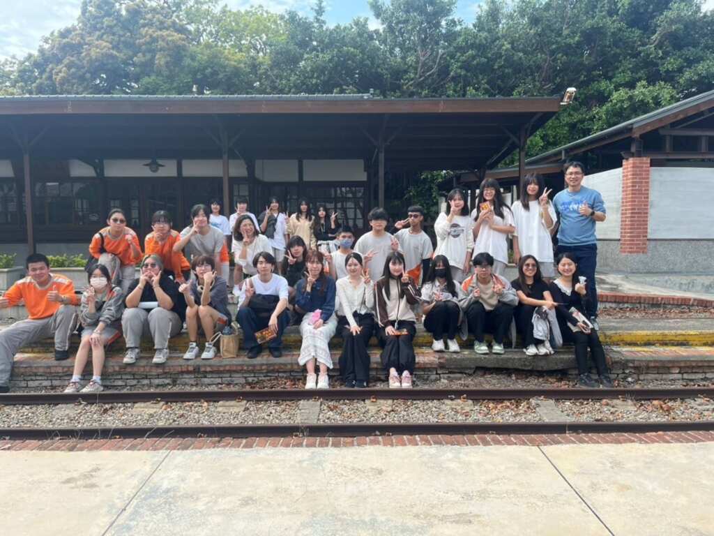 ▲台日師生開心在溪湖糖廠內合影。(記者林明佑翻攝)